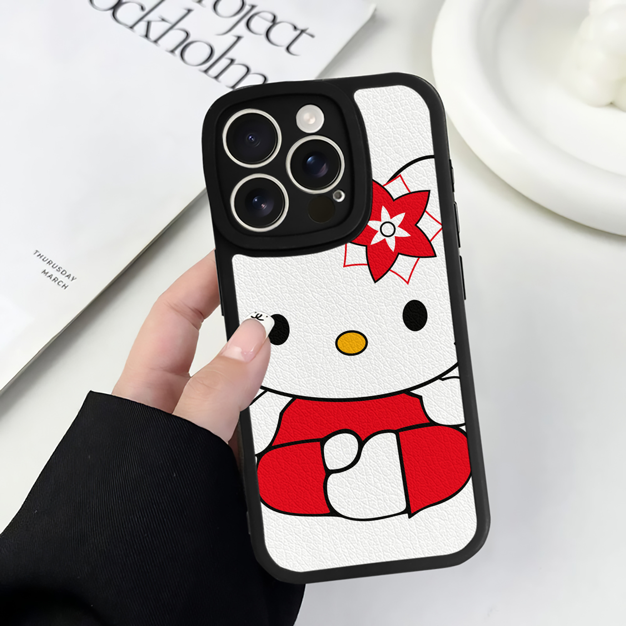 （画像用） Hello Kitty ハローキティ 【iPhone 16シリーズ対応】シリコンスマホケース（レザー調） 材質：シリコン